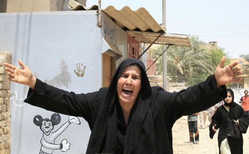 عراقية تنتحب في بغداد أمس (وسام الأكيلي - أ ف ب)