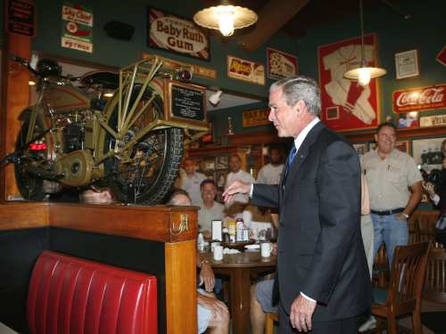 بوش في مقهى في ميسوري أمس (جيم يونغ - رويترز)