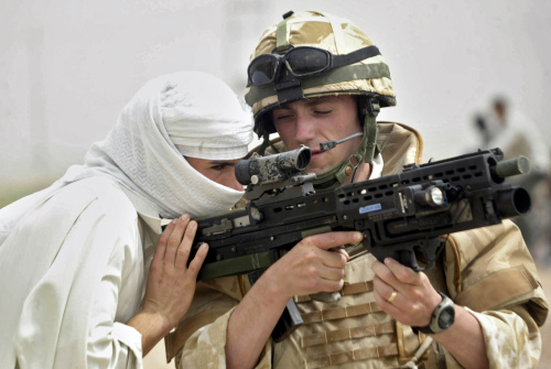 عراقي ينظر من خلال بندقية جندي بريطاني في البصرة (أرشيف - أ ف ب)