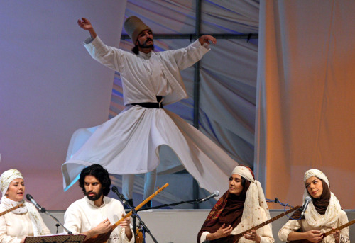 موسيقيون ايرانيون خلال حفل في طهران أول من أمس (فاهيد سلامي - أ ب)