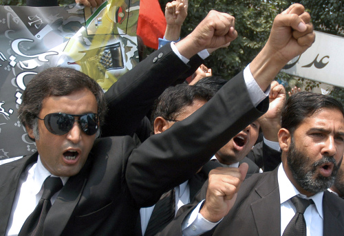 محامون باكستانيون خلال تظاهرة في لاهور أول من أمس (عارف علي - أ ف ب)