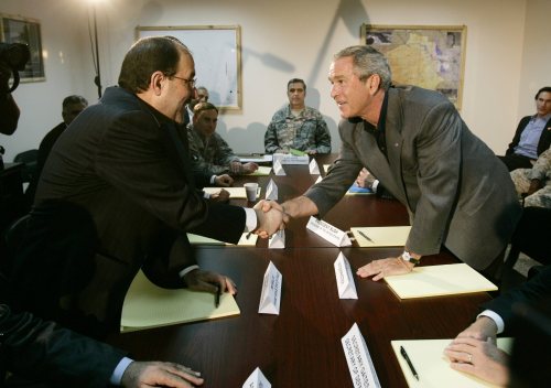 بوش والمالكي خلال اجتماع في الأنبار أمس (جاسون رييد - رويترز)