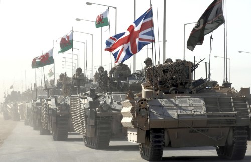 دبابات بريطانية خلال انسحابها من البصرة أمس (رويترز)