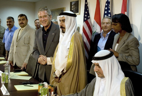بوش يصافح أبو ريشة خلال زيارة محافظة الأنبار الاسبوع الماضي (أرشيف - أ ف ب)