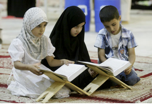 أطفال يتلون القرآن في النجف أمس (علاء المرجاني - أ ب)