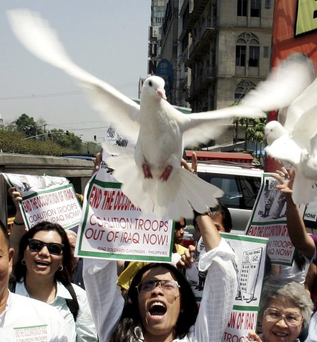 تظاهرة في الفيليبين أمام السفارة الأميركية تطالب بانسحاب الاحتلال من العراق (دنيس سبنغان ـــــ إي بي أي)