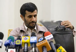 نجاد خلال مغادرته طهران في مطار مهرباد أمس (راهب هومافادي ـ رويترز)