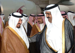 الأمير سلطان في استقبال أمير قطر في جدة أول من أمس (أ ف ب)