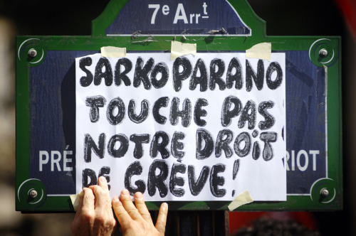 «ساركوزي لا تمسّ بحقّنا في الإضراب عن العمل» (مارتين بيرو - أ ف ب)