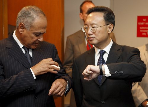 وزير الخارجيّة الصيني يانغ جييشي ونظيره المصري أحمد أبو الغيط في مبنى الأمم المتّحدة في نيويورك أمس (شون ثو