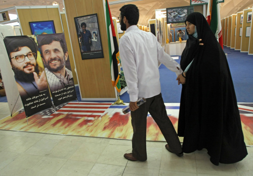 ايرانيان يزوران معرض القران في طهران امس (بهروز مهري - أ ف ب)