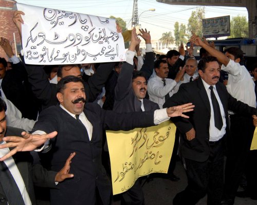 محامون باكستانيون يهتفون ضدّ مشرّف في مولتان أمس (شودري - إي بي آي)