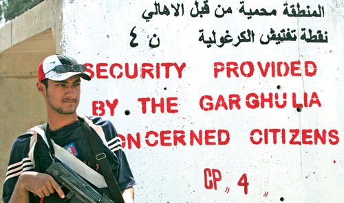أمن ذاتي في جنوب شرق بغداد أول من أمس (محمد أمين - رويترز)