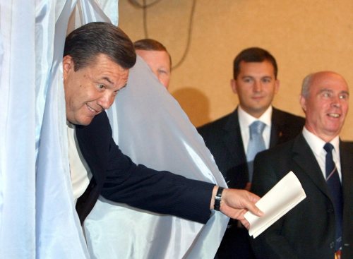 يانوكوفيتش خلال تصويته في كييف أمس (إي بي أي)