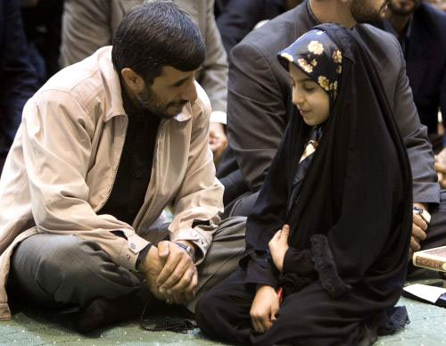 نجاد يتحدث إلى طفلة خلال احتفال بذكرى استشهاد الإمام علي أول من أمس (مرتضى نيكوبازل ــ رويترز)