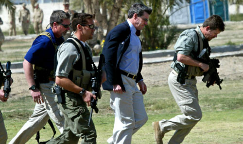 عناصر من «بلاك ووتر» يوفّرون الحماية لبول بريمر في قاعدة عسكريّة في الرمادي عام 2004 (بيتر أندروز ــ رويترز)