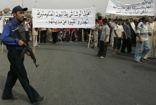 سكّان حيّ الوشواش يتظاهرون ضدّ قرار الاحتلال تشييد جدار في بغداد أول من أمس (محمود محمود ــ رويترز)