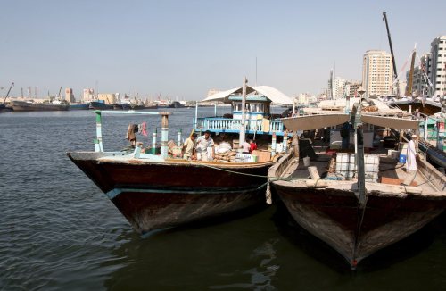 سفينة تنقل مواد غذائية إلى إيران في ميناء خالد في الشارقة أمس ( علي حيدر ـــ إي بي أي)