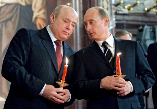 بوتين وفرادكوف خلال احتفال كنسي بمناسبة عيد الفصح في نيسان الماضي (ديميتري أستاخوف ــ إي بي أي)