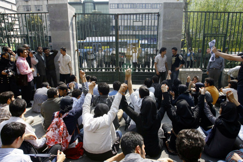 طلّاب جامعة طهران أثناء احتجاجهم أمس (أ ب)