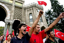 متظاهرون أتراك يطالبون بتحرّك عسكري ضدّ «العمّال الكردستاني» في اسطنبول أمس (تولغا بوزوغلو - إي بي أي)