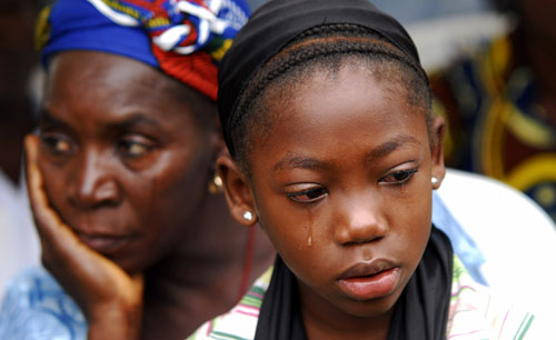 إبنة جندي نيجيري قتل في دارفور خلال دفنه في أبوجا الجمعة الماضي (أفولابي سوتوند - رويترز)