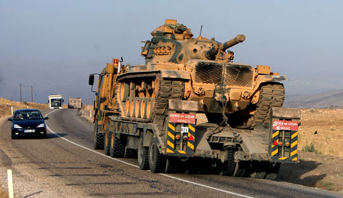 الاستعدادات التركية العسكرية اكتملت على الحدود في انتظار قرار البرلمان غداً (برهان أوزبيليشي ــ أ ب)