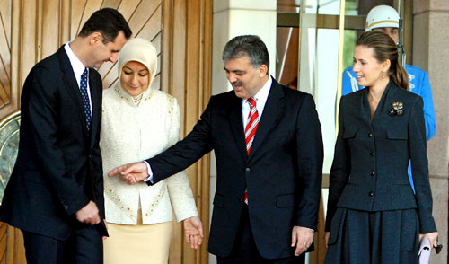أسماء الأسد وغول وعقيلته خير النساء والأسد في أنقرة أمس (إي بي أي)