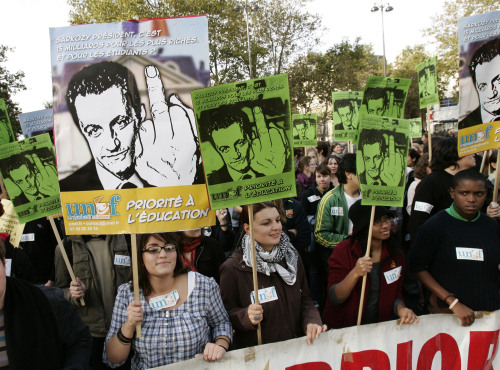 متظاهرون فرنسيّون في باريس أمس (بينوا تيسييه - رويترز)