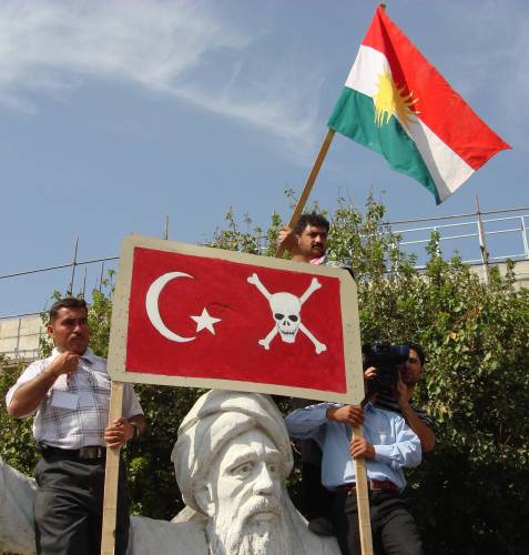 أكراد عراقيّون يحملون شعارات معادية لتركيا خلال تظاهرات في السليمانيّة أمس (سيركو عاروف - رويترز)