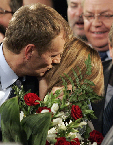 تاسك يقبّل زوجته بعد فوزه (ب. جوزيك - أ ب)
