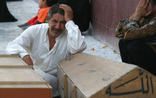 عراقي يبكي قريبين له قتلا في اشتباكات مع قوات الاحتلال في مدينة الصدر (قاسم زين - أ ف ب)