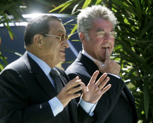 مبارك ونظيره النمساوي في القاهرة أوّل من أمس (ليونارد فوغر - رويترز)