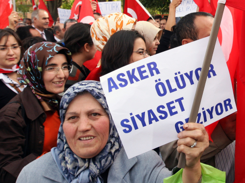«الجنود يموتون والسياسيون يسافرون» في انتقاد لأردوغان الذي يقوم بجولة خارجيّة (برهان أوبيليسي ـ أ ب)