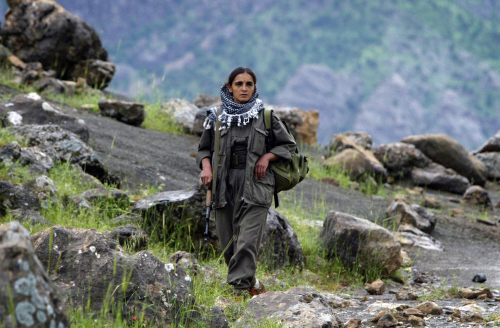 مقاتلة من «العمّال الكردستاني» في جبال قنديل عند الحدود التركيّة ــ العراقيّة (علي السعدي - أ ف ب)