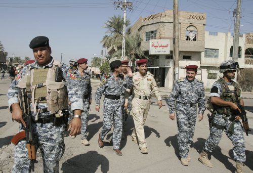 عناصر من الشرطة العراقيّة في أحد شوارع بغداد أمس  (محمود رؤوف محمود - رويترز)