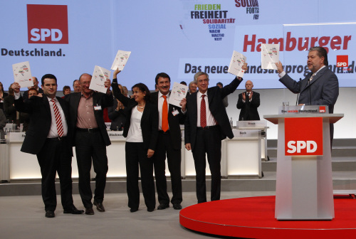 رئيس الحزب الاشتراكي يرفع برنامج الحزب أمس في مدينة هامبورغ الألمانية ( فابيان بيمر ـ أ ب)