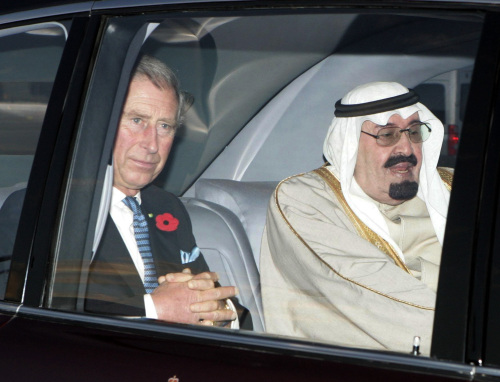 الملك عبد الله والأمير تشارلز في لندن أمس (تيم أوكندن ـ أ ب)