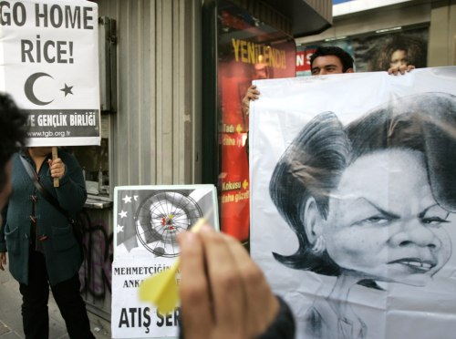 صور رايس هدفاً لسهام المحتجّين خلال تظاهرة في أنقرة أمس (أوبيت بكتاس - رويترز)