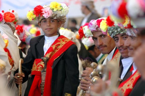 العريس الأصغر خلال احتفال بزواج 504 ثنائيين في مدينة الطويلة اليمنيّة الخميس الماضي (يحيى أرهاب ـ إي بي أي)