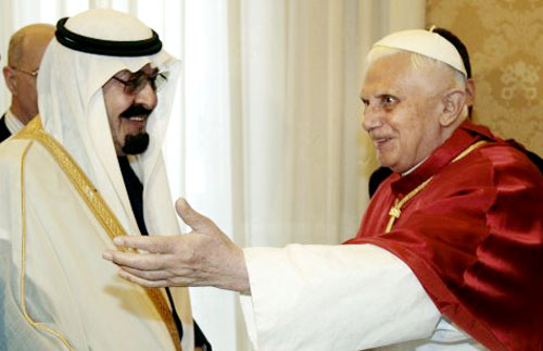 البابا بنديكتوس السادس عشر والملك عبد الله في الفاتيكان أمس (كريس هيلغرين ـ إي بي أي)