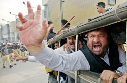 معارضون لمشرّف بعد اعتقالهم خلال تظاهرة في بيشاور أمس (طارق محمود ـ أ ف ب)