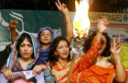 باكستانيّات مناصرات لمشرّف يتظاهرن دعماً له في كراتشي أمس (محسن حسّان ـ رويترز)