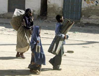 صوماليّون يهربون من مقديشو بسبب أعمال العنف (عمر فاروق ــ رويترز)