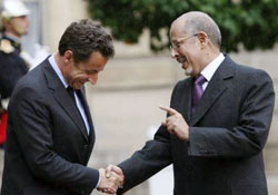 الرئيس الموريتاني مع نظيره الفرنسي في باريس (رويترز)