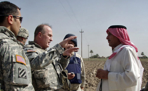 الجنرال الأميركي ريك لينش يتحدّث إلى شيخ سنّي في حصوة جنوب بغداد الشهر الماضي (آلّي تشايس ـ أ ب)