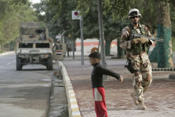 جندي عراقي خلال دوريّة في بغداد أمس (محمّد أمين ـ رويترز)