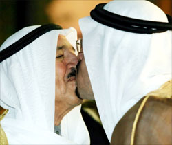 مسؤول سعودي يرحّب بالأمير الكويتي في افتتاح قمّة أوبك في الرياض أوّل من أمس (حسن عمّار ـ أ ف ب)