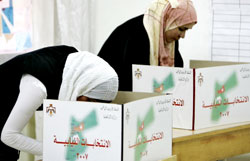 أردنيّتان تدليان بصوتيهما في عمّان أمس (محمد حامد ـ رويترز)