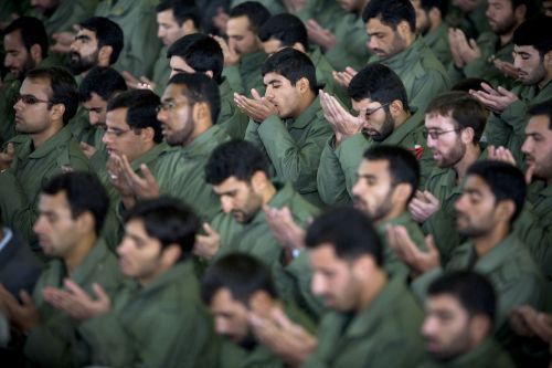 عناصر من الحرس الثوري يصلّون في طهران الجمعة الماضي (مورتيزا نيكوبازل ــ رويترز)